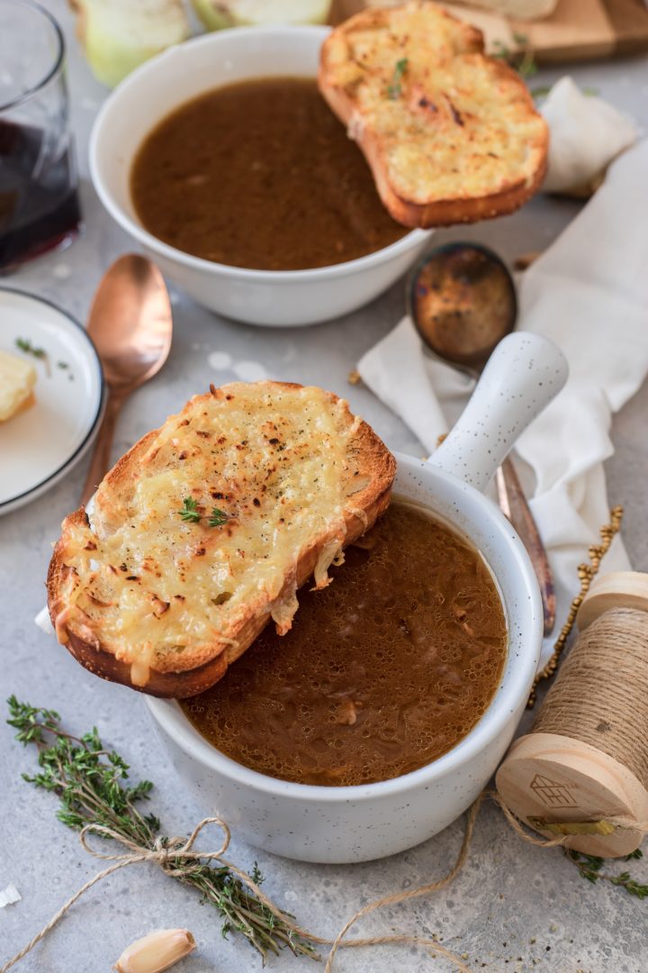 La traditionnelle soupe à l'onion sans gluten!